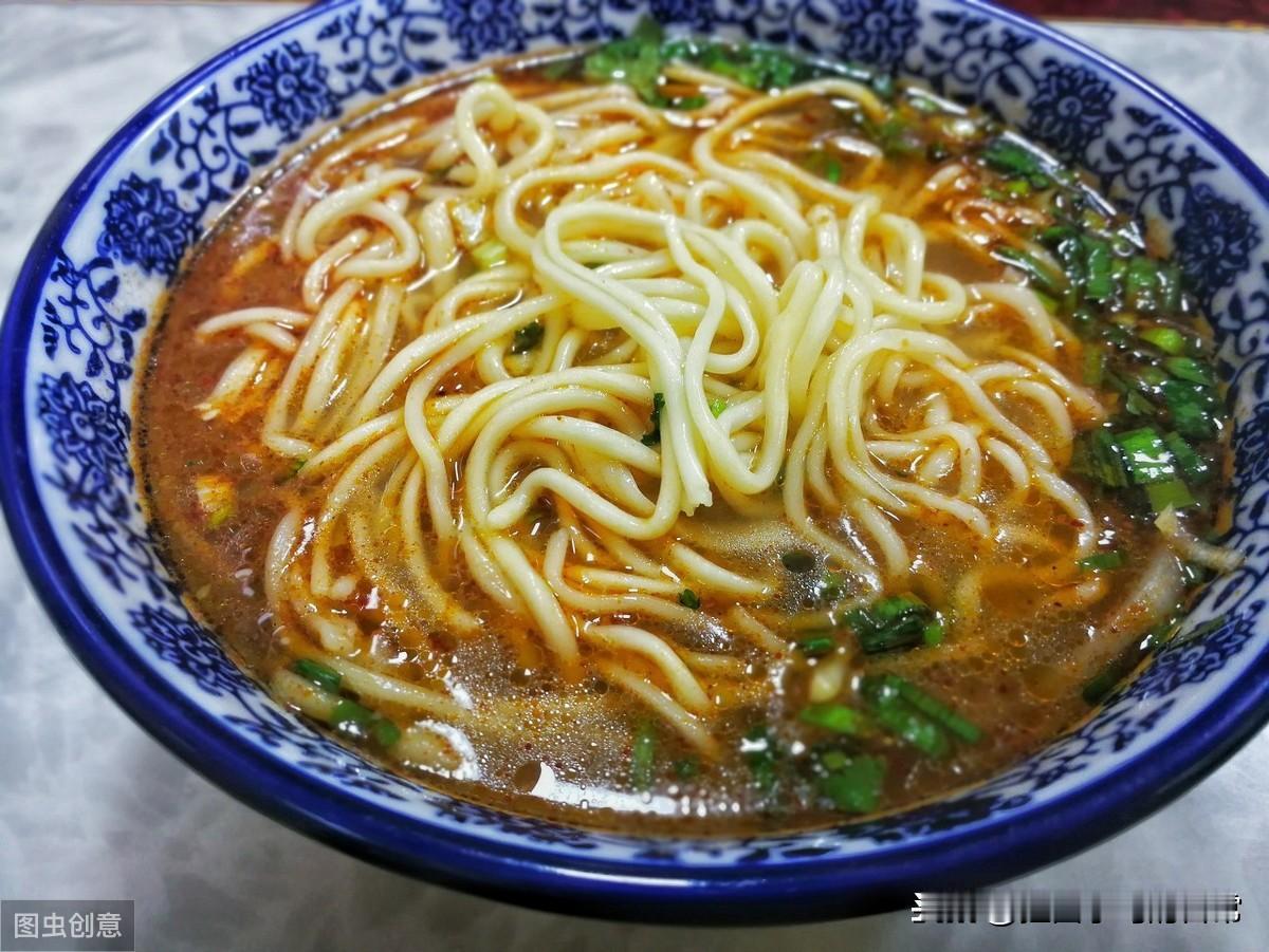 兰州拉面又称牛肉面，是中国十大面条之一，是甘肃地区的特色小吃。兰州拉面讲究一清二