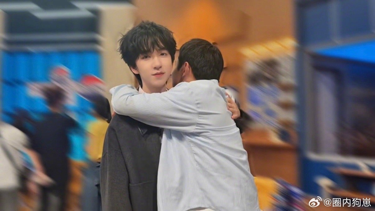 贺峻霖徐志胜拍了重庆机车大片 重庆限定机车大片上线！贺峻霖少年感拉满，徐志胜自带