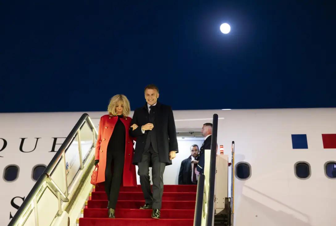 根据您提供的报道，法国总统马克龙于12月3日抵达北京，开启为期三天的中国国事访问