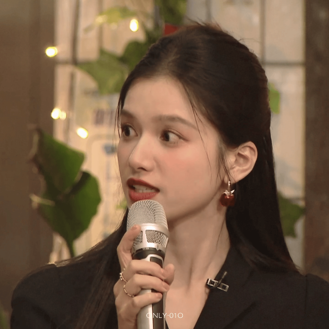 妈呀公主我真的好喜欢谁能懂，她这种脸型不仅抗老，未来几年也会比较流行这种有力量的