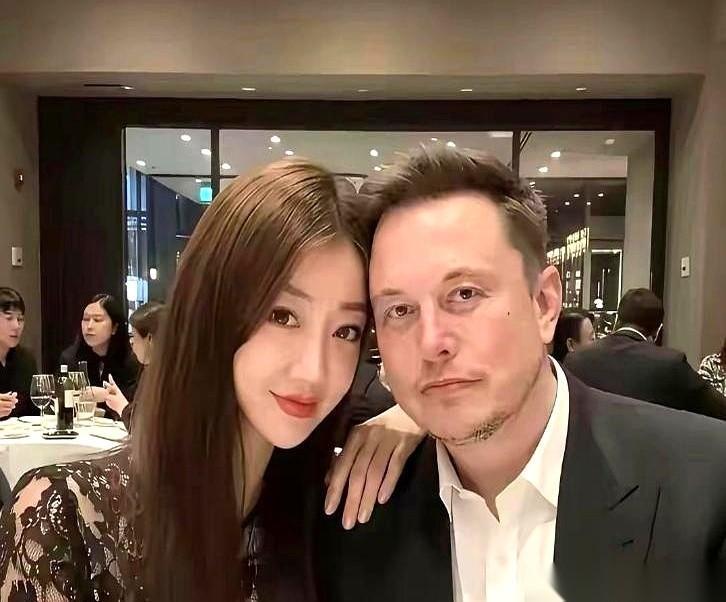 马斯克这次找女友，还是老套路。

他又选了那种金发碧眼的女生。看他过去的伴侣，样