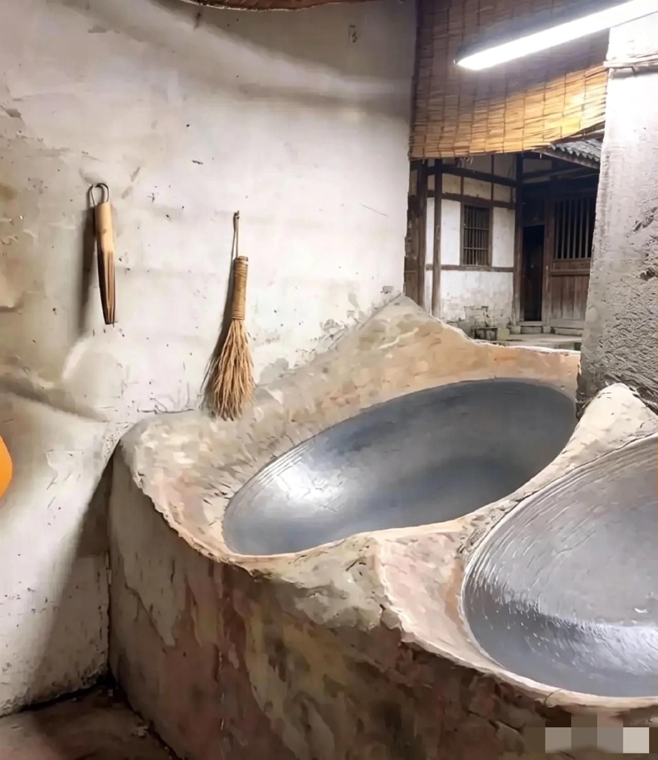 好奇！想问问，谁能告诉我，这两个大锅是用来做什么用呀？