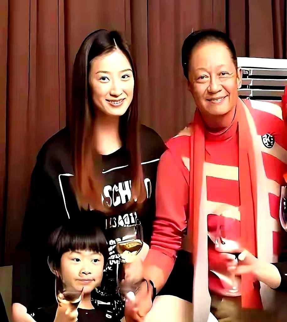 老公只大8岁，出门却被当成爷爷，这滋味不好受吧。

快60岁的王志文，最近一张合