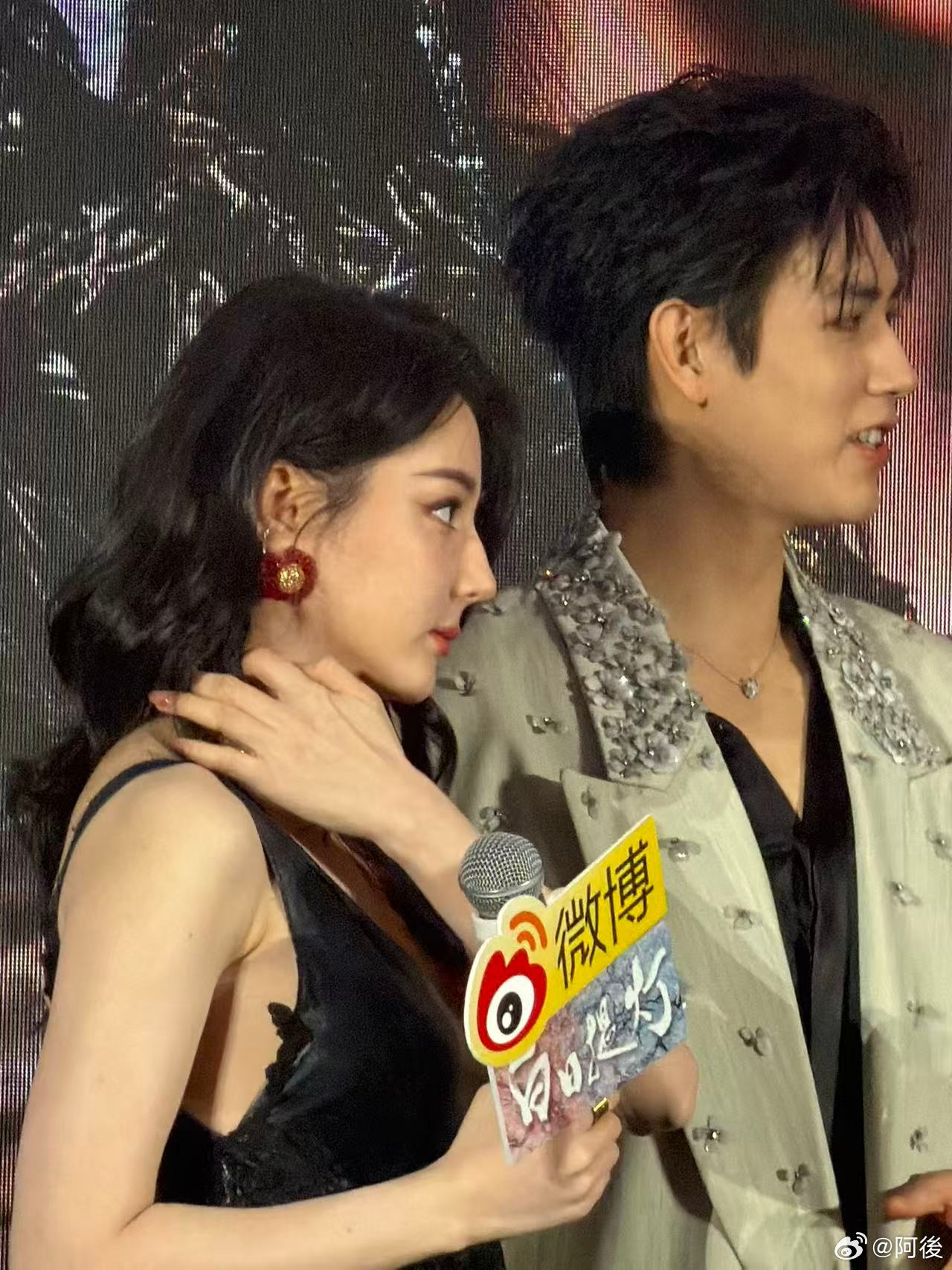 陈飞宇帮迪丽热巴戴脸链 陈飞宇帮迪丽热巴戴脸链这一幕已经让我对后续剧情充满了期待