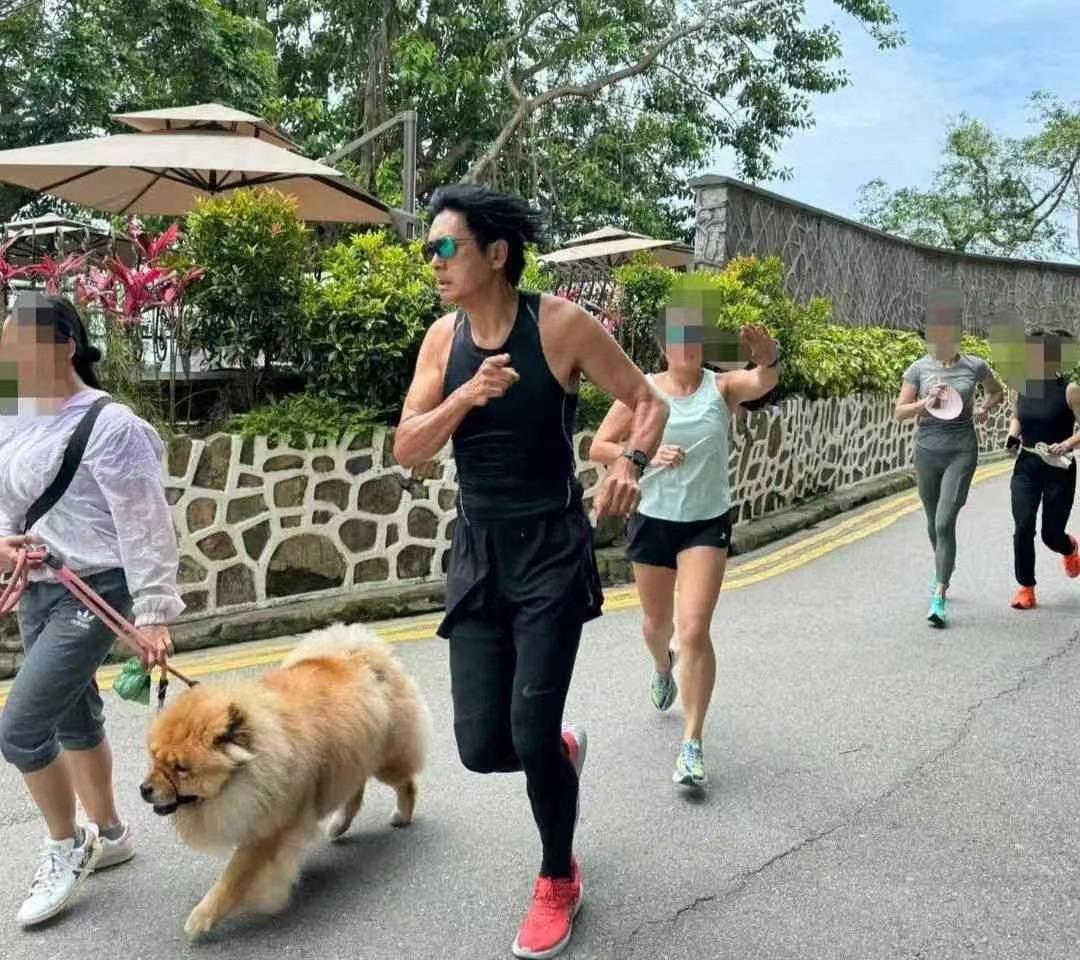 最近又有人拍到69岁的周润发在北京朝阳公园跑步，其实他经常被人拍到在跑步，被赞自