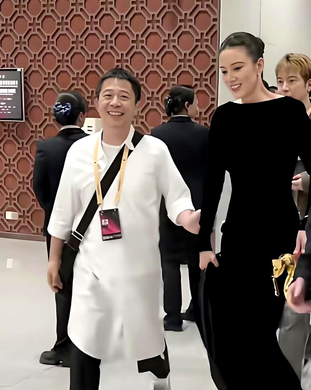 宋佳和王伟这对夫妻档，事业爱情双开花的样子藏都藏不住！

王伟作为拍过《白夜追凶