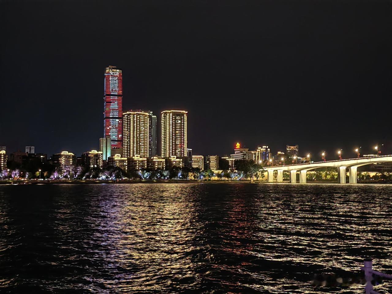 亲友在深圳租房，二十多平米约900元。
我在柳州市区的房子，七十平，才租得一千块