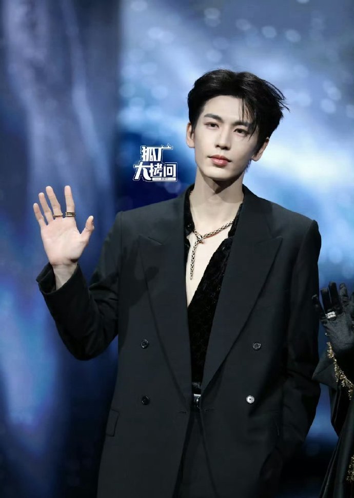 微博之夜第一波男明星生图张凌赫、敖瑞鹏、宋威龙、丁禹兮、邓为、魏大勋微博之夜红毯