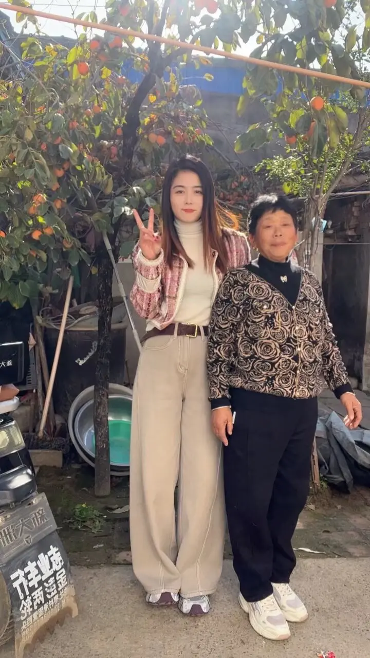 我的两位妈妈❤️ 一位生我养我，给予我生命； 一位待我如女儿，护我岁岁...
