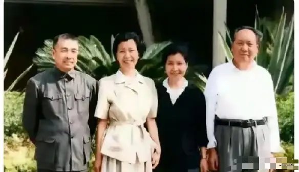 这是毛主席夫妇和另外一对夫妇的合影照片。 