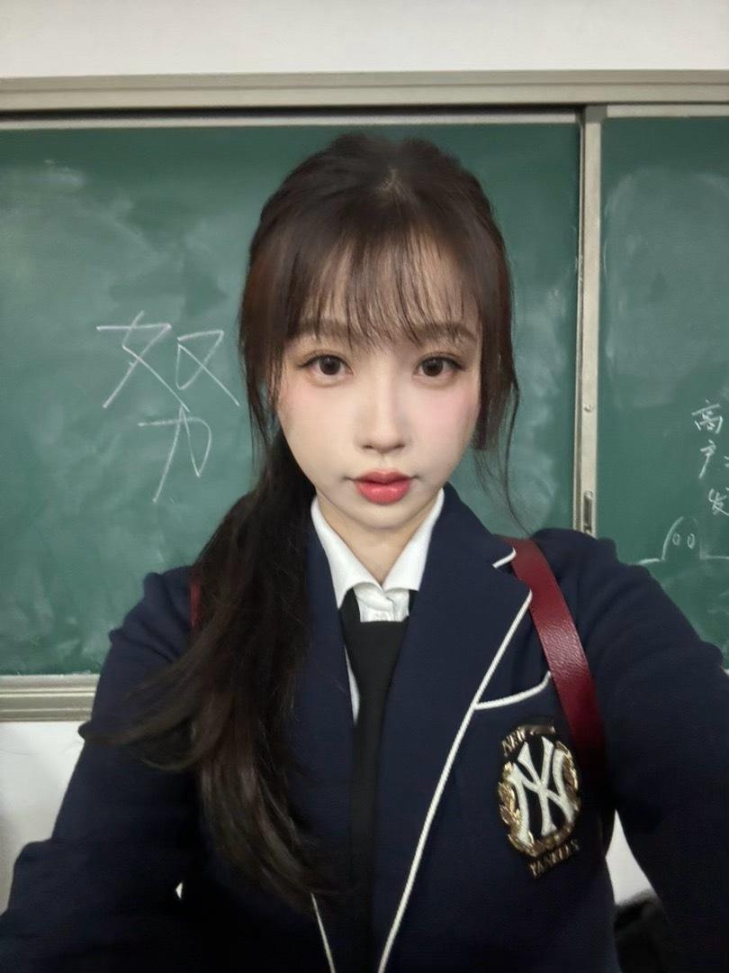 卫枝学姐～等你一起下课走好吗(⁎⁍̴̛ᴗ⁍̴̛⁎) 