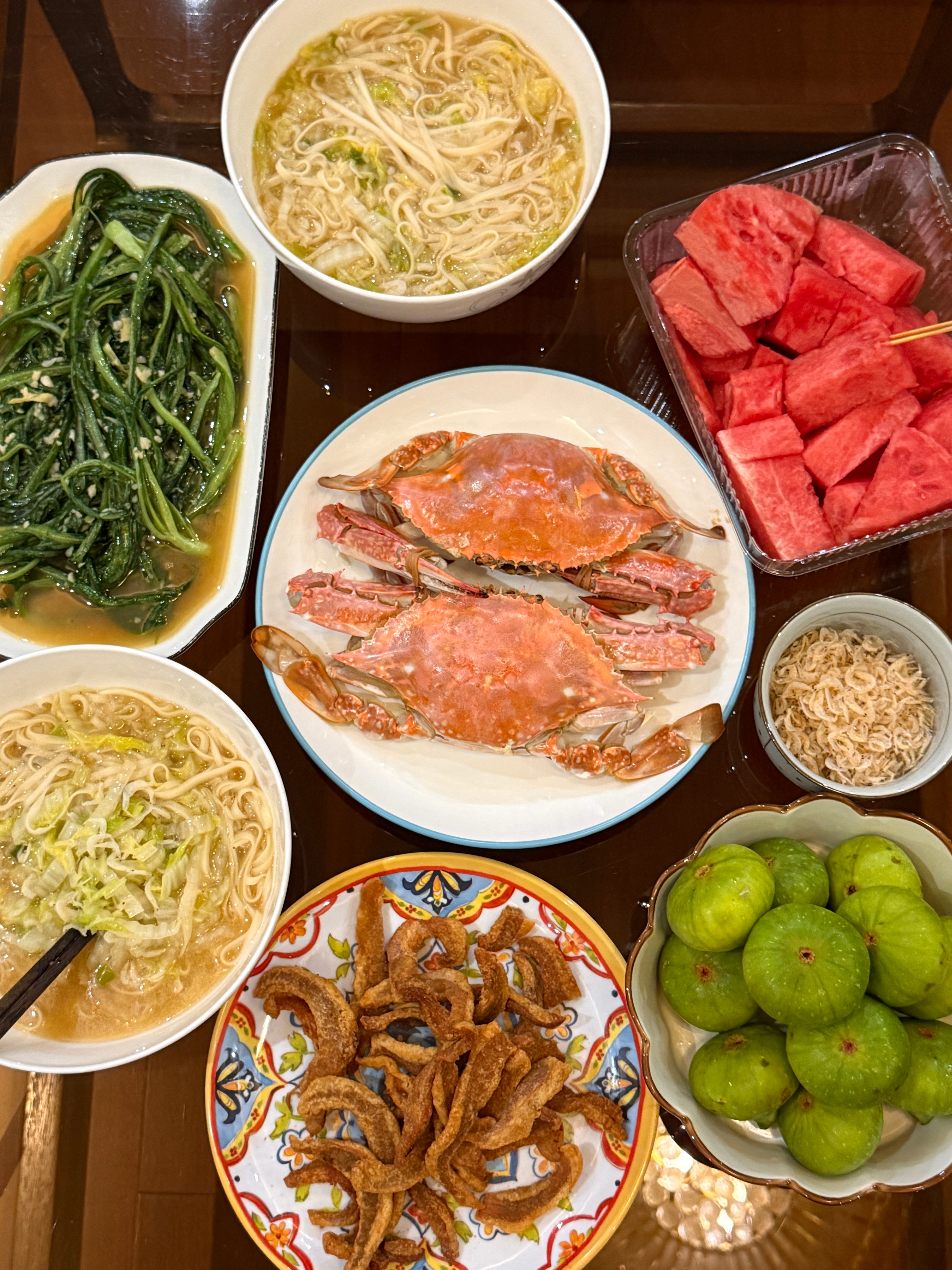 朴素的一餐 吃饭喽😋，终于可以边看电视边吃饭，平时他在家老酱连电视都不让我开，