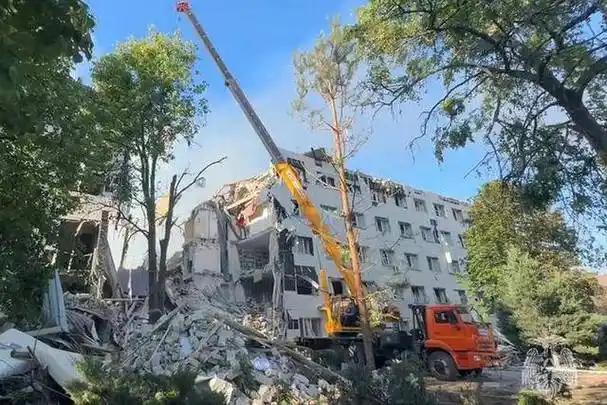 俄乌冲突爆发惨烈人道惨剧，俄学生宿舍深夜遭无人机三波精准轰炸坍塌，18人遇难多人