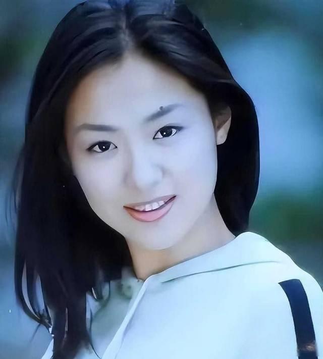 与聂远同居6年被抛弃，嫁给外交官被宠成宝 。
演员 ：沈傲君（本名赵燕）2001