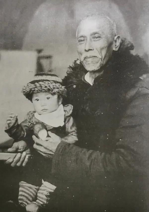 1913年，长沙。图中这位老人，双目炯炯，武功高强，人称双钩大侠，他怀中的儿子后