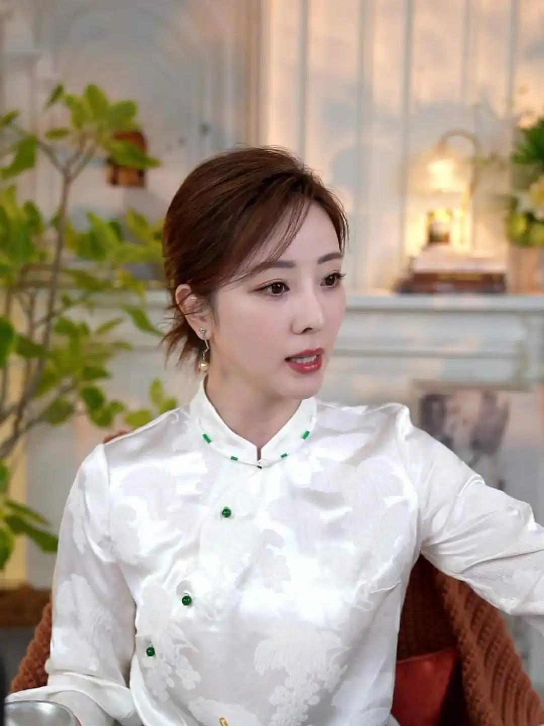 李思思在主持界里绝对称得上数一数二的大美女，气质格外出众，就算淡妆出镜，往那儿一