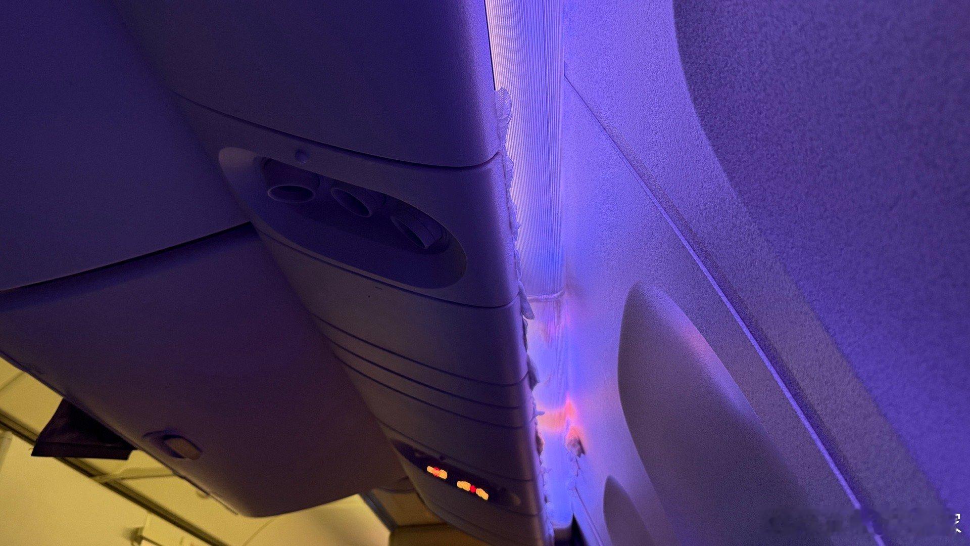 唉不是，呃…我就问，国航这架777是感冒了还是流鼻血了？拿纸堵了一溜… 