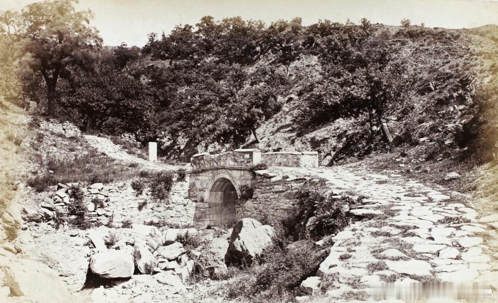 Rustic bridge near Lingguang Temple (北京灵
