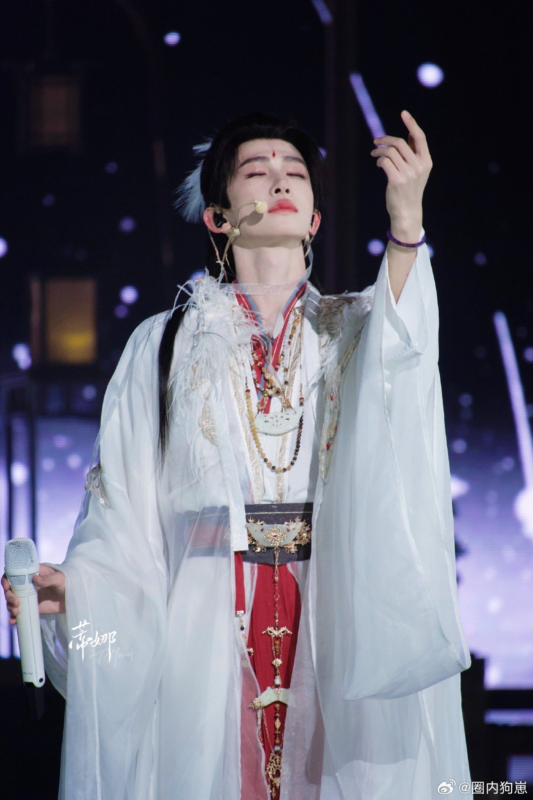 刘宇今天是仙鹤少年吧 鱼灯星河下，刘宇一袭白衣仙气拉满！舞台上身段轻盈，广袖舒展