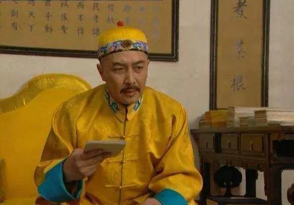 1722年，69岁康熙病重，一把拉住隆科多：“你给朕陪葬吧。”隆科多一把抹去额头