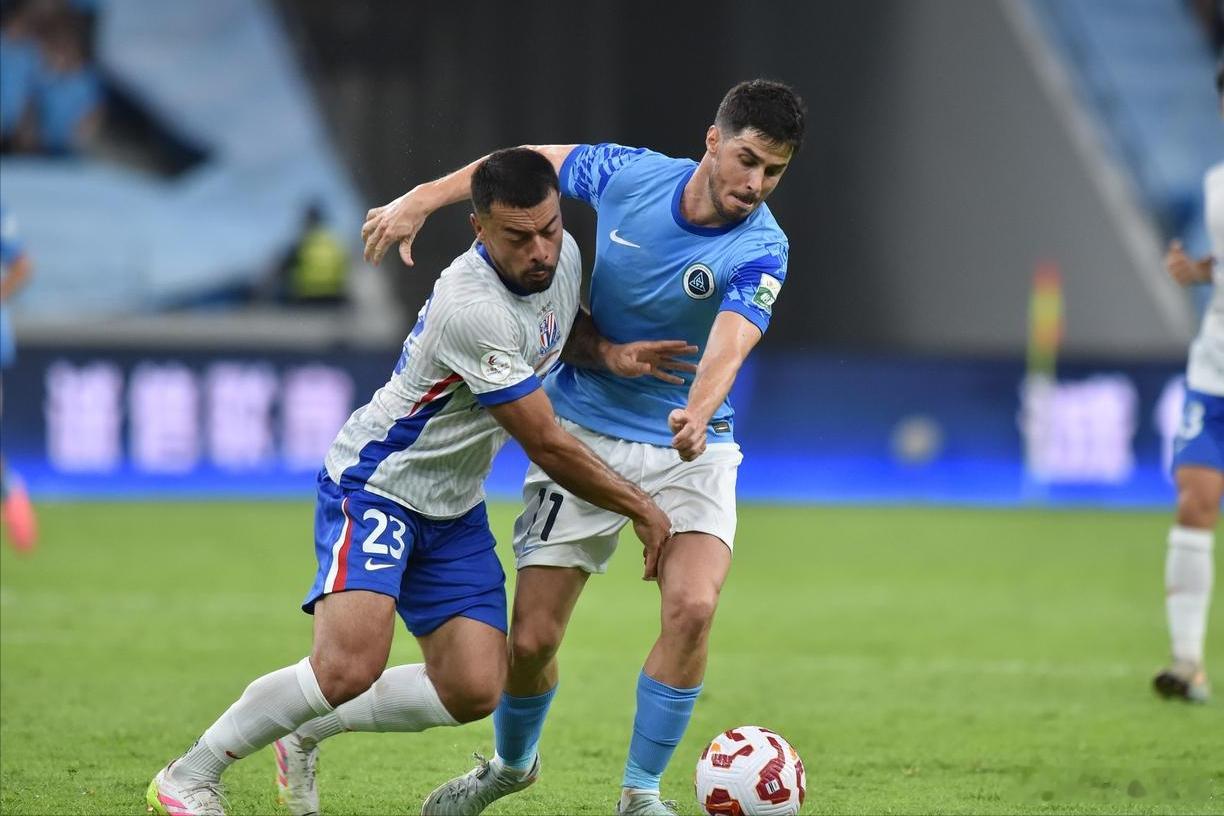 上个赛季，申花在倒数第二轮被新鹏城逼平，由之前领先海港1分变成了落后1分，眼睁睁