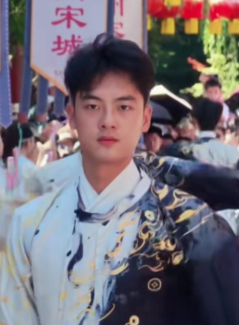 杭州宋城一哥洪骁真的太帅了，杭州宋城真的能制造美男，之前一直刷到一个叫李马内的帅