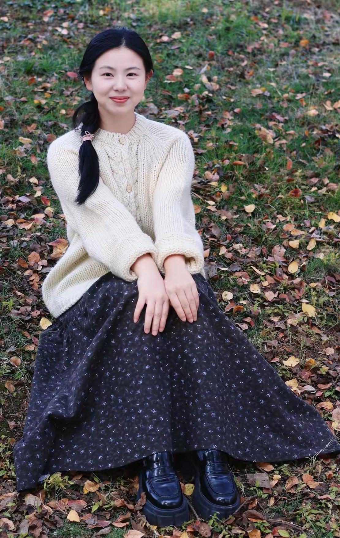 梅山下雨初晴，水风清，晚霞明。