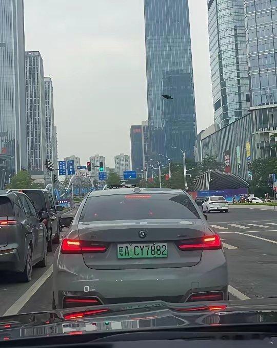宝马i3严重被低估了，其颜值丝毫不差，续航能力更是强劲，采用的是妥妥由宝马自己研