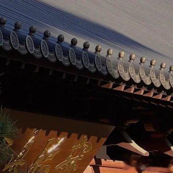 在古代，许多建筑上都挂着镜子，实际上是“风水镜”。在紫禁城里，乾清宫里面有一面巨