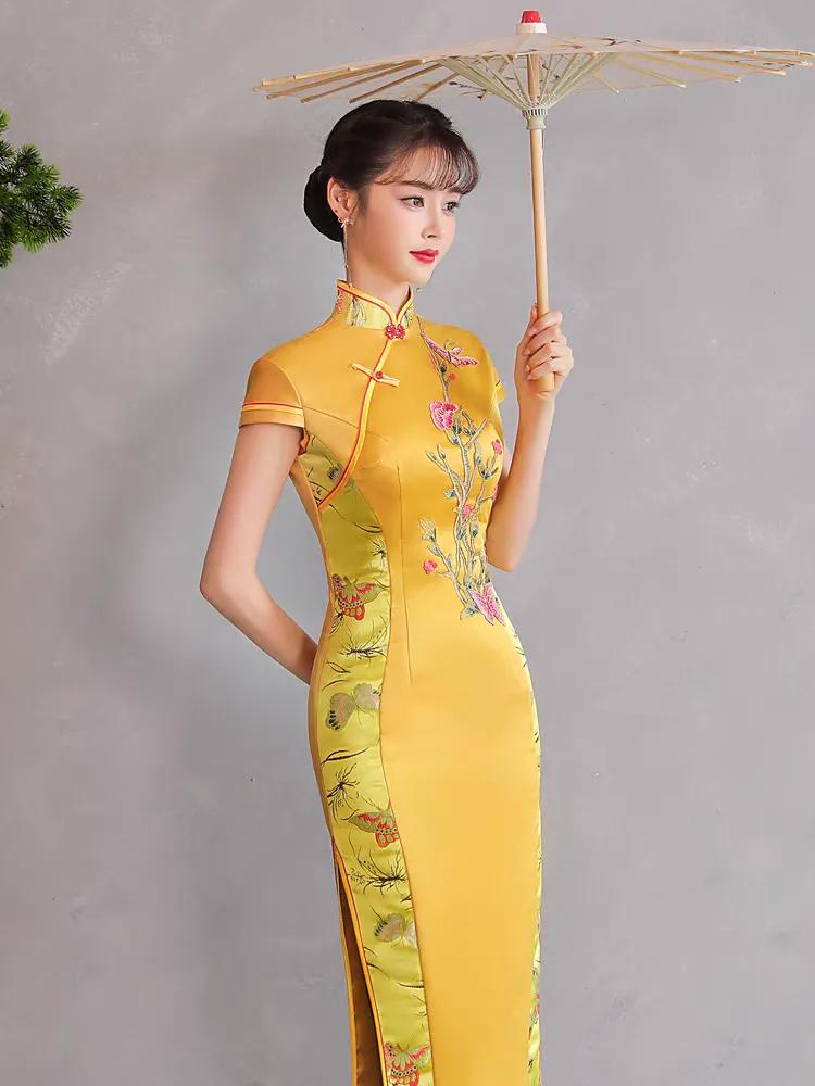 上联：碧水濯千年，玉女长留风韵美
下联：红霞开万朵，金陵正沐海棠香