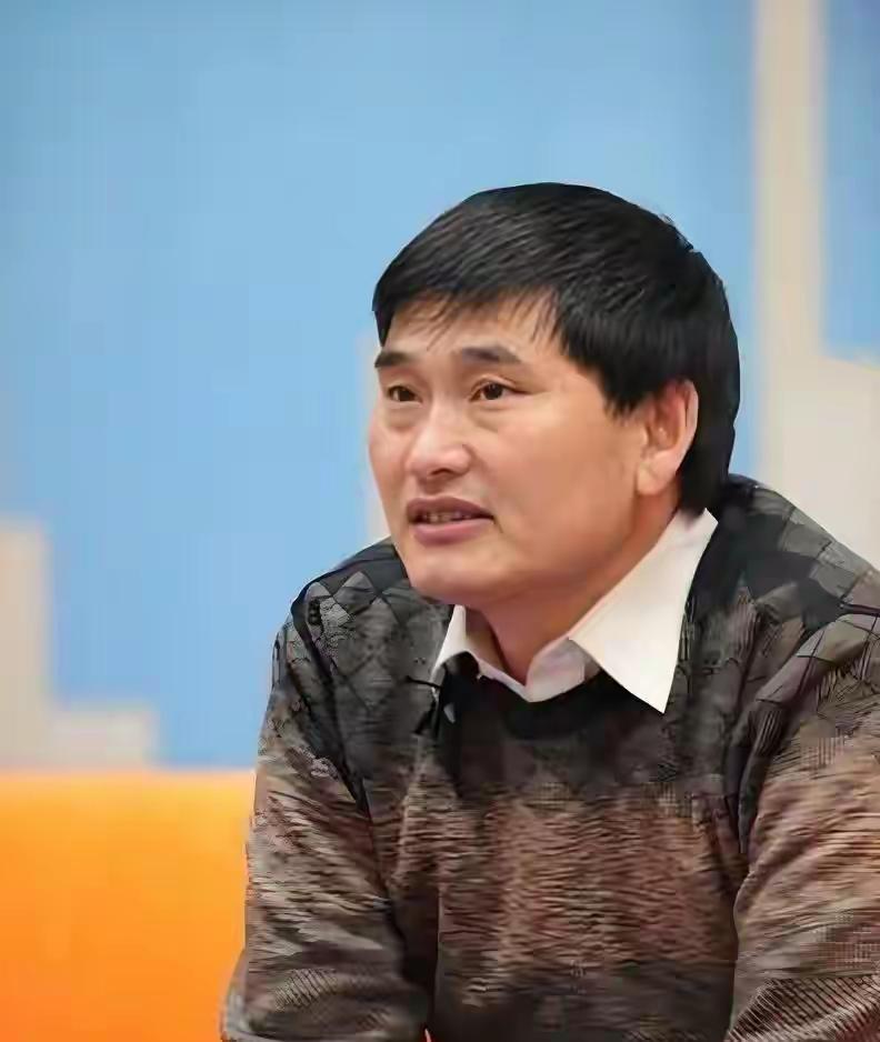 全网都被骗了！大衣哥根本不赚钱，他才是娱乐圈最清醒的人，没有经纪人，全是熟人介绍