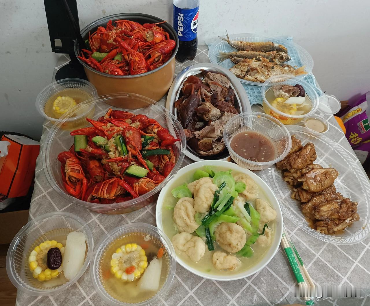 五一劳动节，妹妹约我去她家吃饭，我答应了。

一大早起床，坐地铁要花两个小时，来