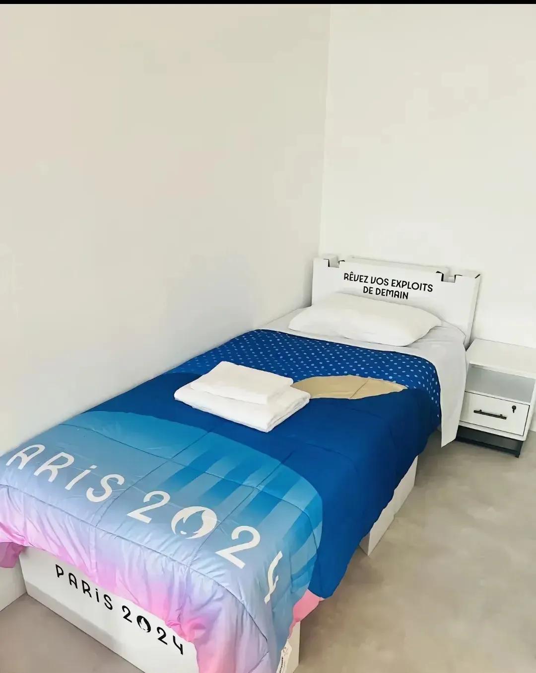 看陈梦晒的奥运村中国楼宿舍室内照片，床确实是纸盒做的，床的靠背能清清楚楚的看的出