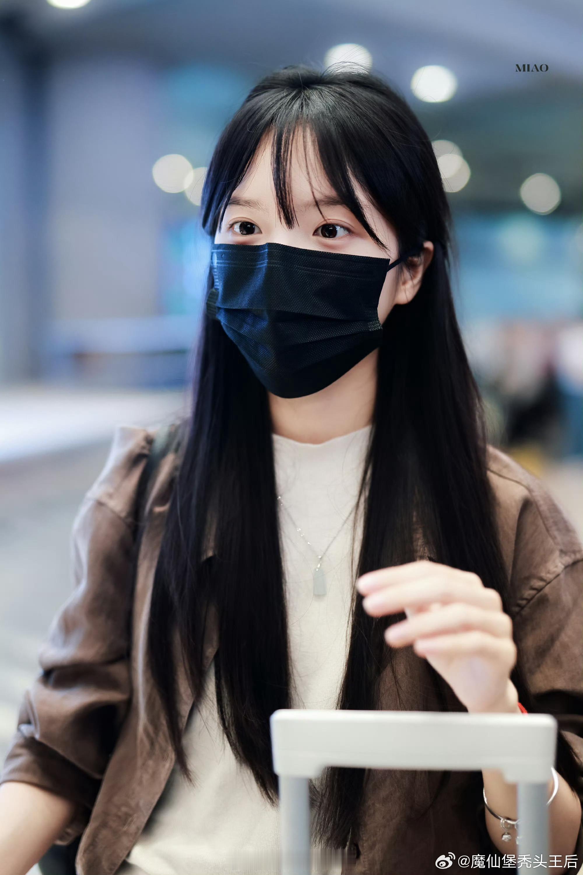 给阿嬷的情书女主有站姐了南枝的风终于吹到了现实里！看着李思潼被站姐拍的机场图，眉