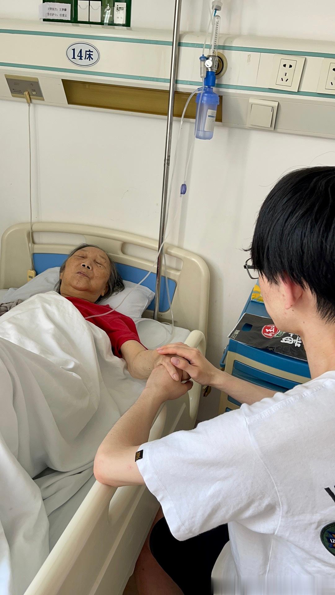 颂.厚. 伦——献给病中的母亲神派你来做我的母亲 你是母亲里的劳动模范和三八红旗