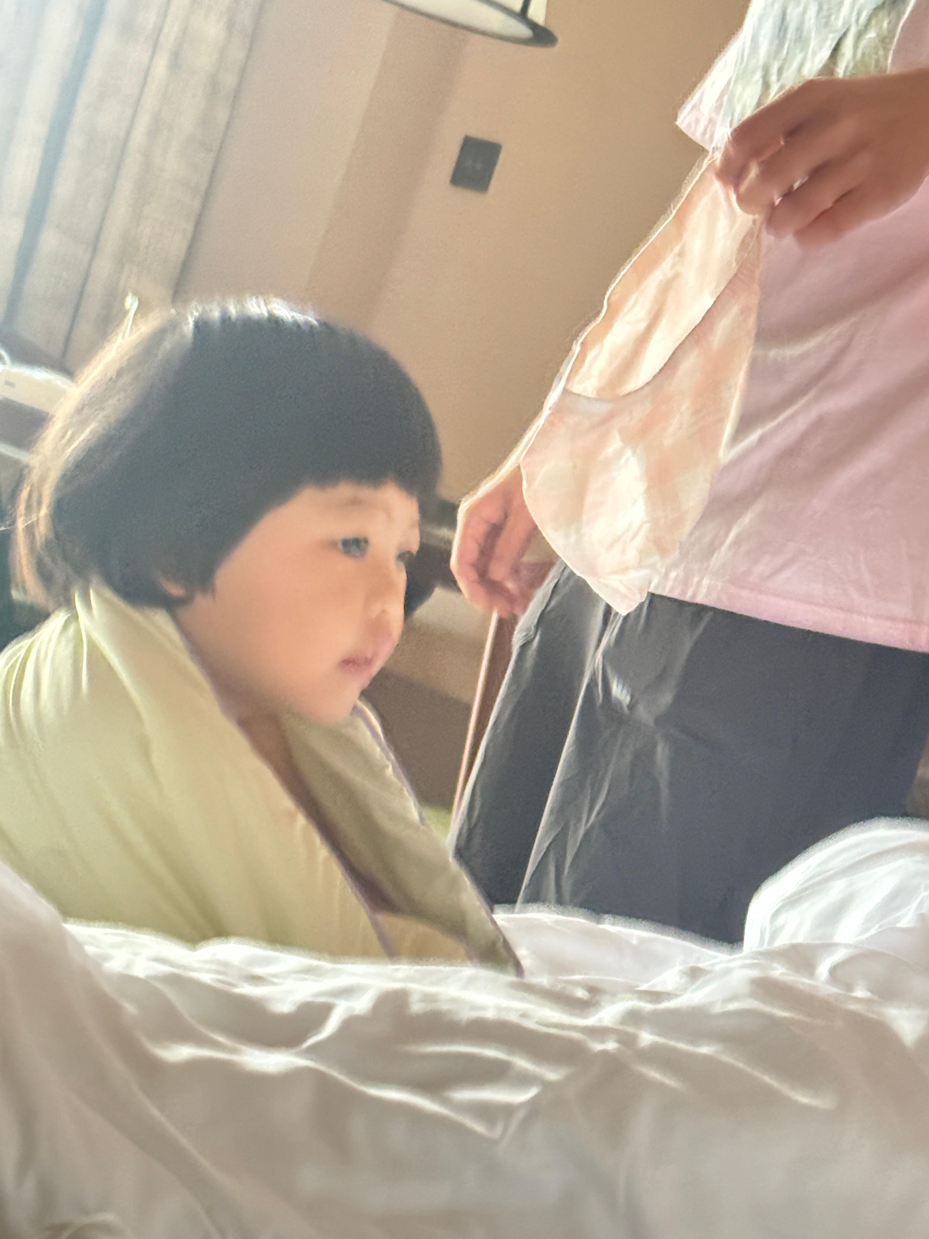 醒了旅蛙正在劝孩子穿裤子，苦口婆心讲了一大堆内裤的好处球：没有！内裤上没写！ 