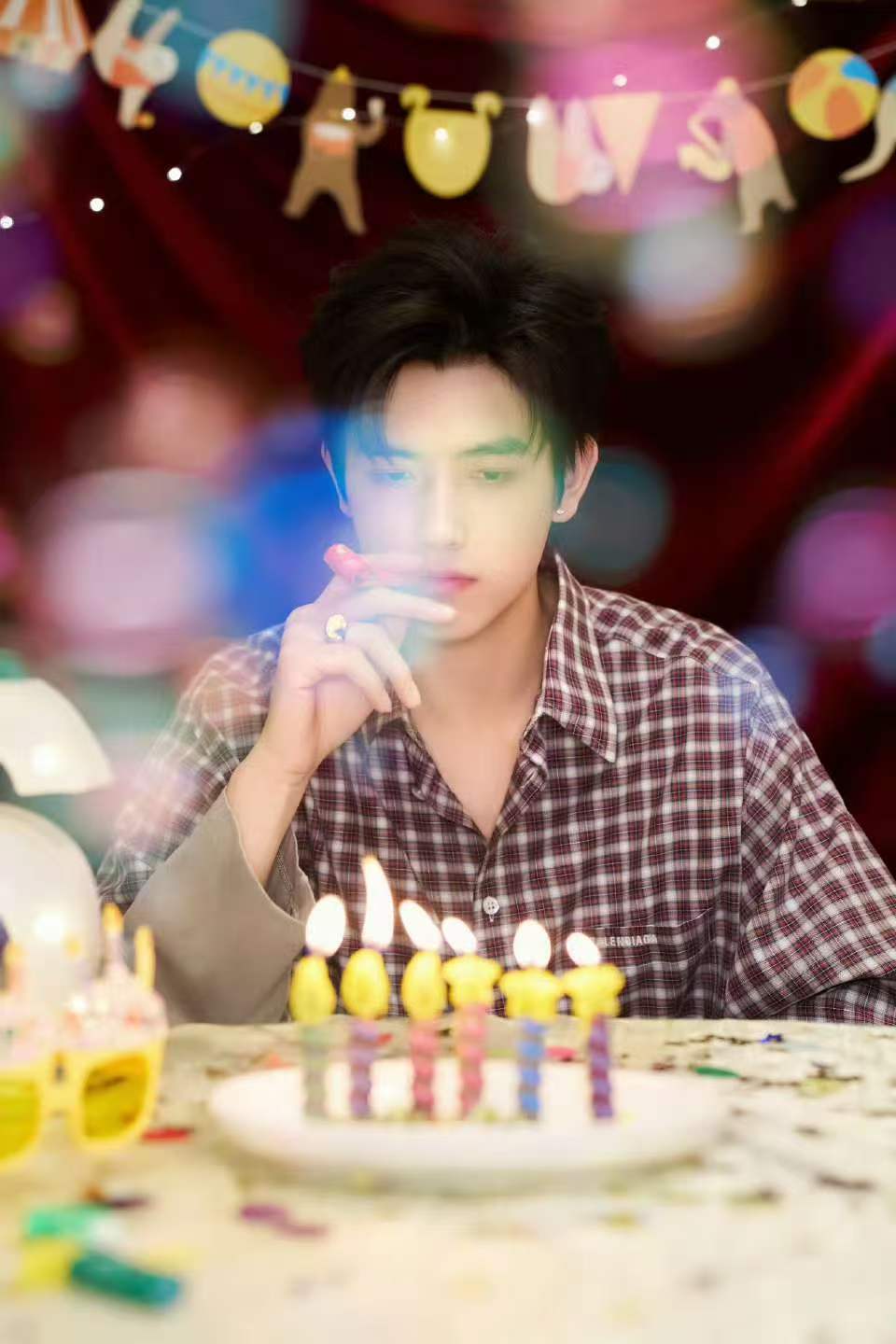 陈飞宇的26岁庆生照陈飞宇26岁的庆生照 陈飞宇26岁生日快乐！ 