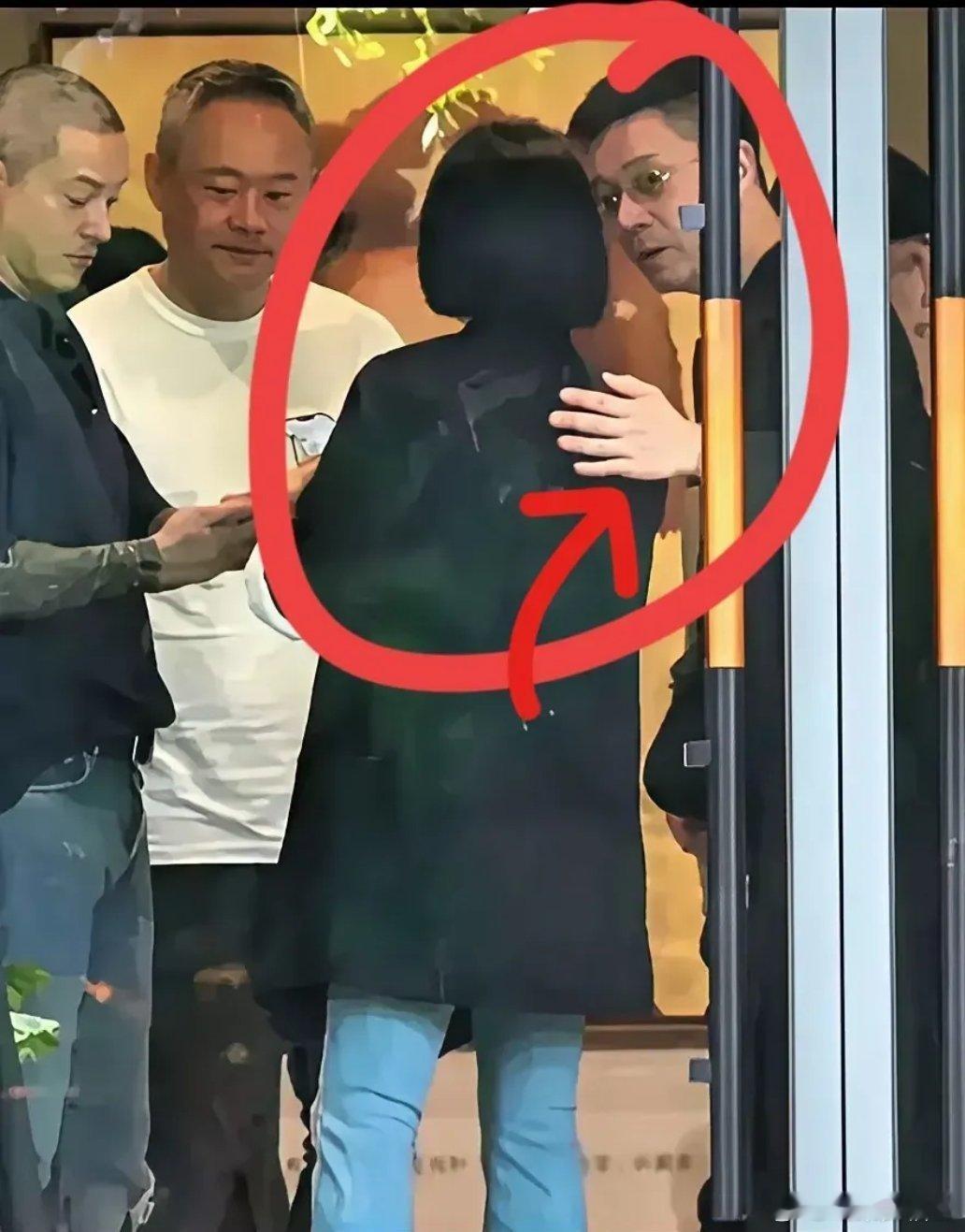 两口子、还得是亲两口子！小Sicon二女儿画展，许雅钧icon关切地把手搭在小S