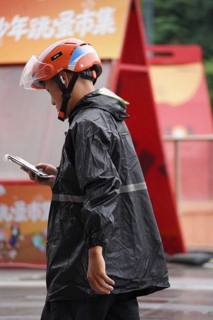 黑色雨衣在雨中很有氛围感 