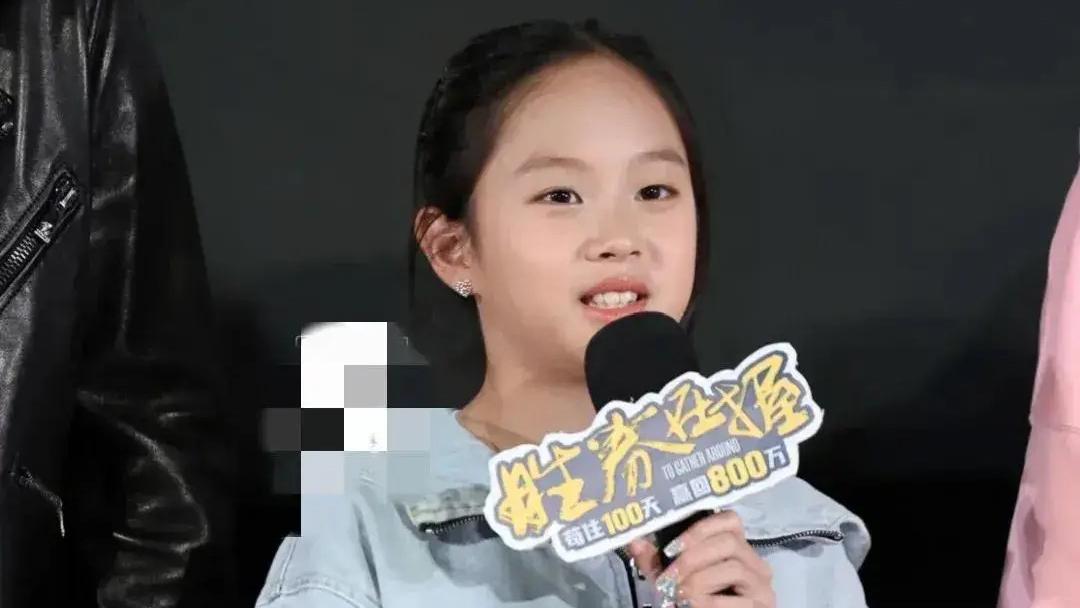 当别家萌娃还在抱着玩具满地打滚时，孙俪家的小花妹妹早已悄悄开启“顶流二代の优雅修