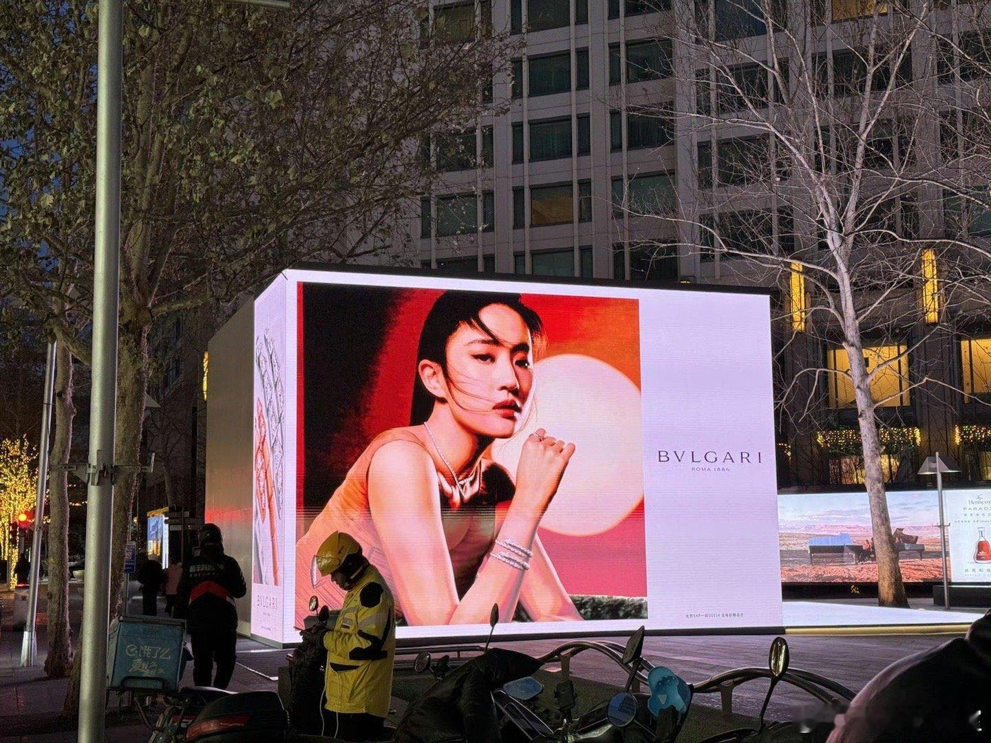 刘亦菲宝格丽 杨幂罗意威地广 两个都是lv集团旗下的品牌 知道为什么说刘亦菲是时