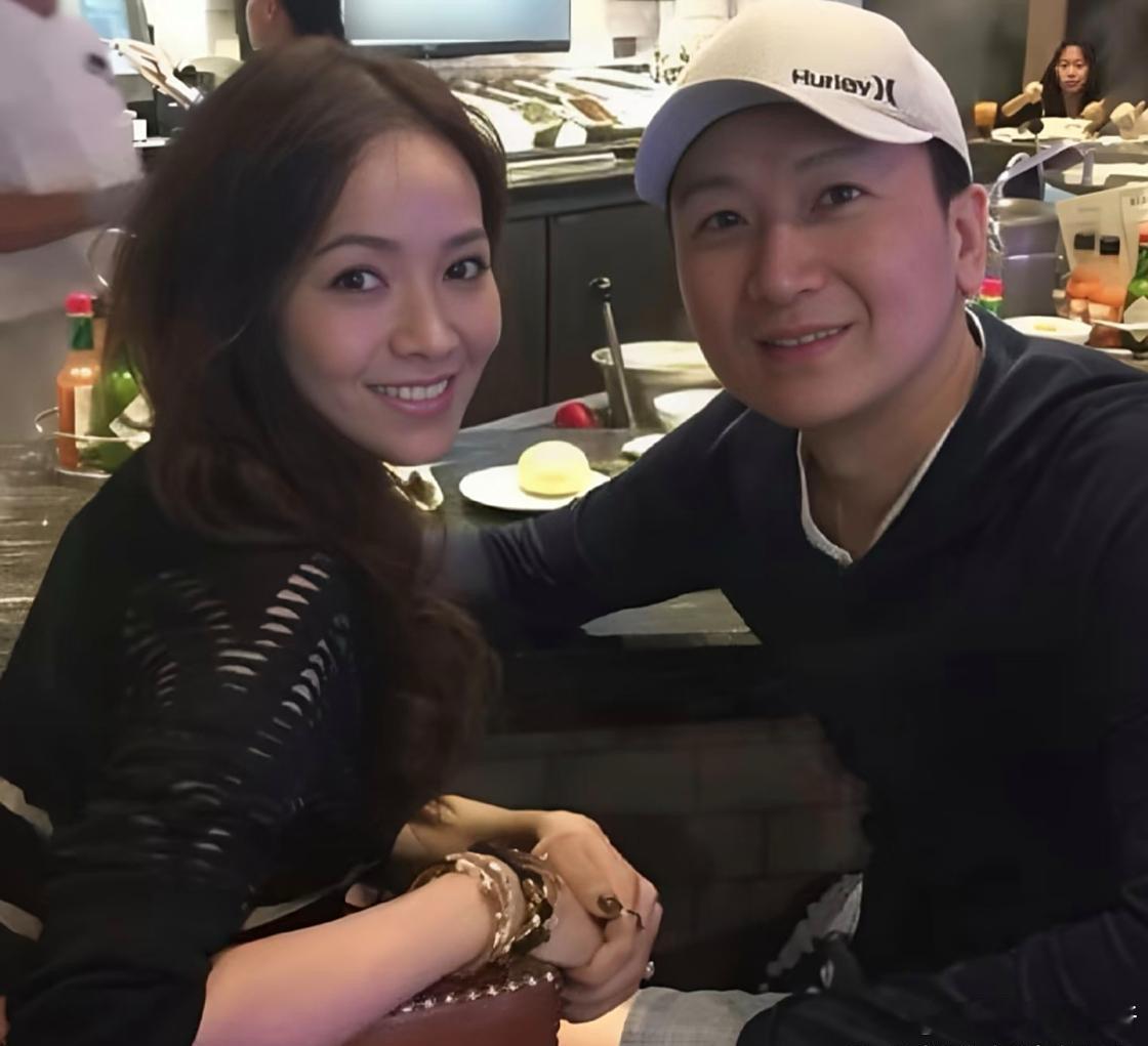 现在回看，侯佩岑这个老公真的是选得好，因为侯佩岑如果当初是嫁入豪门又或者是天王。