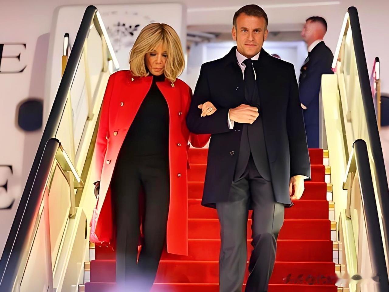 她72，他48。她属蛇，他属小龙。她爱巧克力，他爱她!
爱情这东西，就是这般美妙