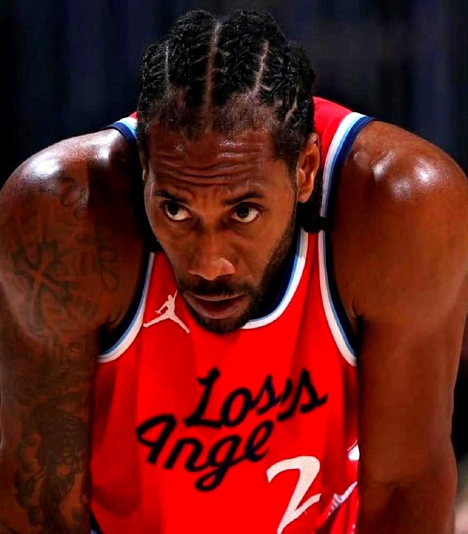 空荡荡的训练馆，只剩哈登一个人……

篮球砸地板的声音，一下，又一下。

这画面