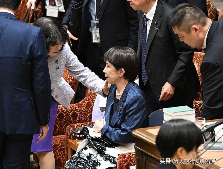 高市早苗突然病倒，全网质疑：真扛不住，还是装病躲事？
 
日本政坛炸了！高市早苗