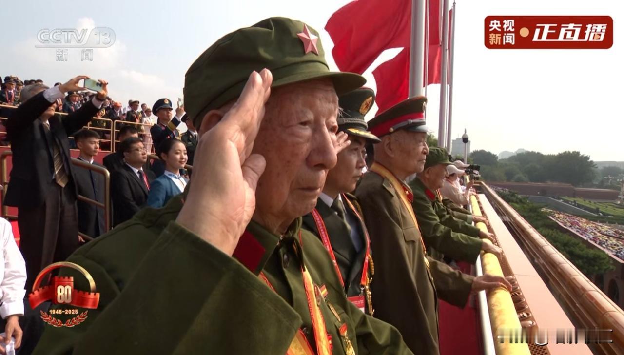 看！将士们的步伐如同大地脉动，每一个落步都震彻云霄。银鹰掠过长空留下的彩烟，宛若