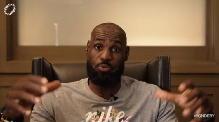 NBA 詹姆斯说不会再去重建球队 詹姆斯旗下篮球播客《球场大脑》播出，谈到第24