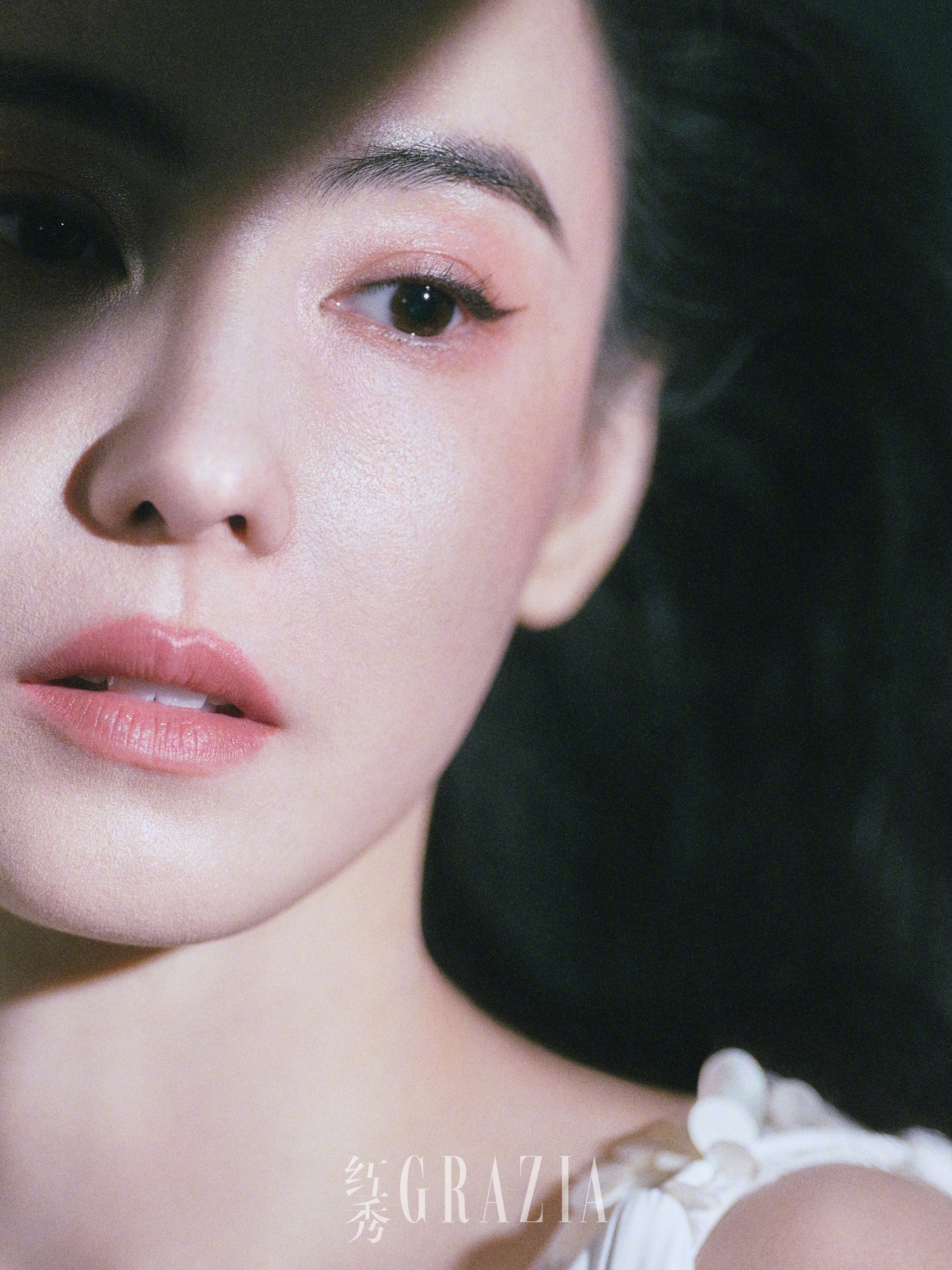 张柏芝登上《 红秀GRAZIA 》2026年四月刊。时隔十年再登封。两位摄影师掌