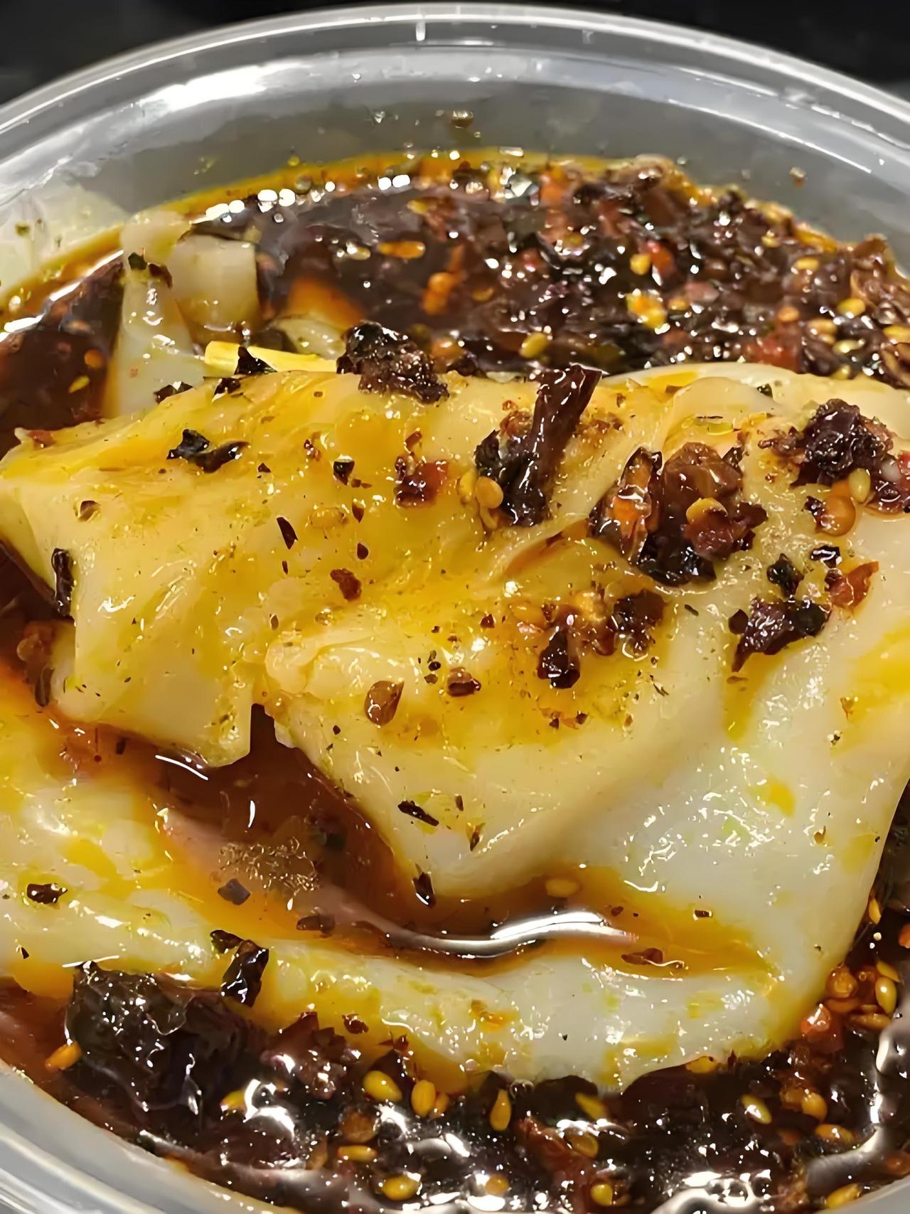 汉中人真是聪明，从热面皮说起。
面皮是凉着吃的，所以面皮也叫凉皮。
凉皮，夏天吃