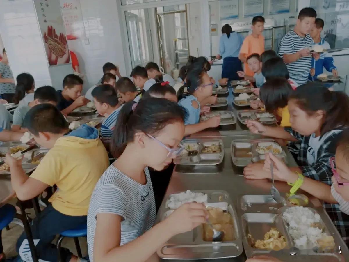 孩子上学了，你是喜欢让孩子在学校吃饭，还是回家里吃饭呢！我的选择是让孩子在学校吃